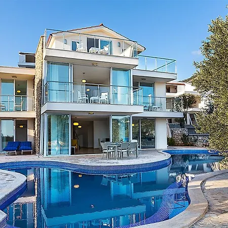 Mara Villa *