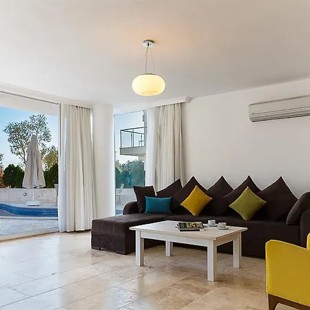 Mara Villa *